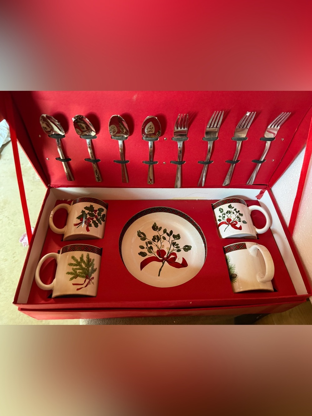 Sakura Holiday Mistletoe Ceramic Bowl and Mug Set in Red and Green